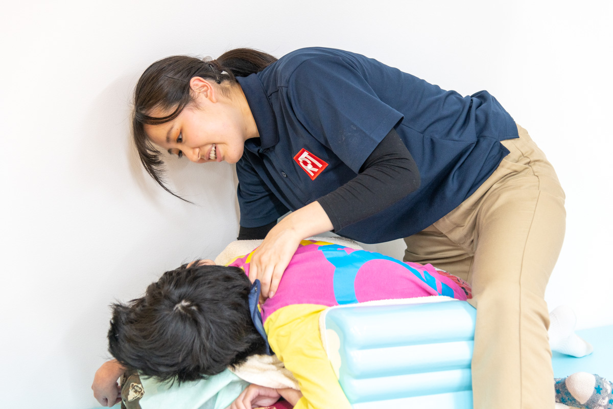 リハビリに取り組む理学療法士